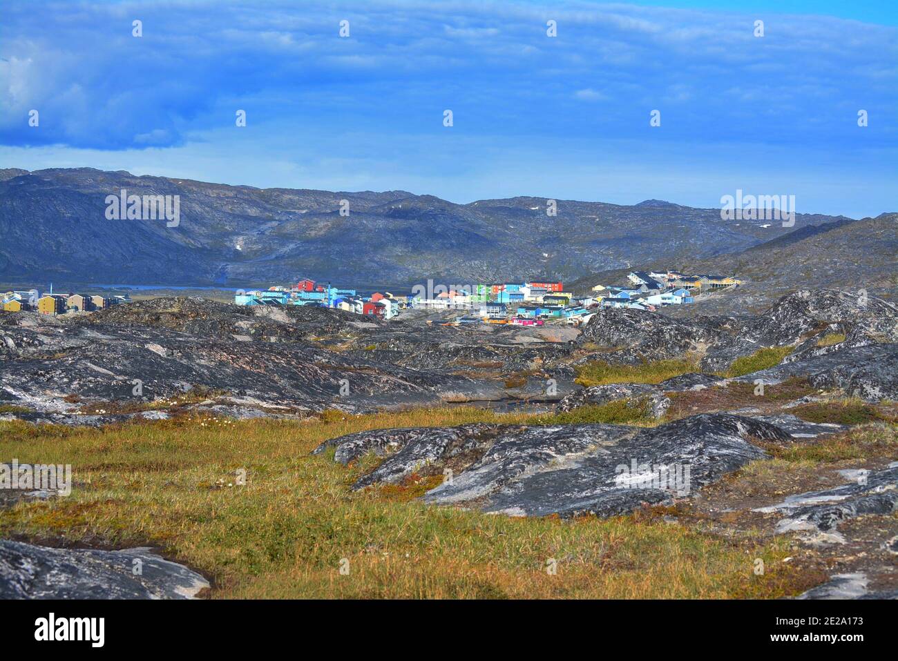 Ilulissat, Groenlandia, luglio - bella cittadina con case colorate nel mezzo del nulla - fantastico paesaggio nella tundra verdana Foto Stock