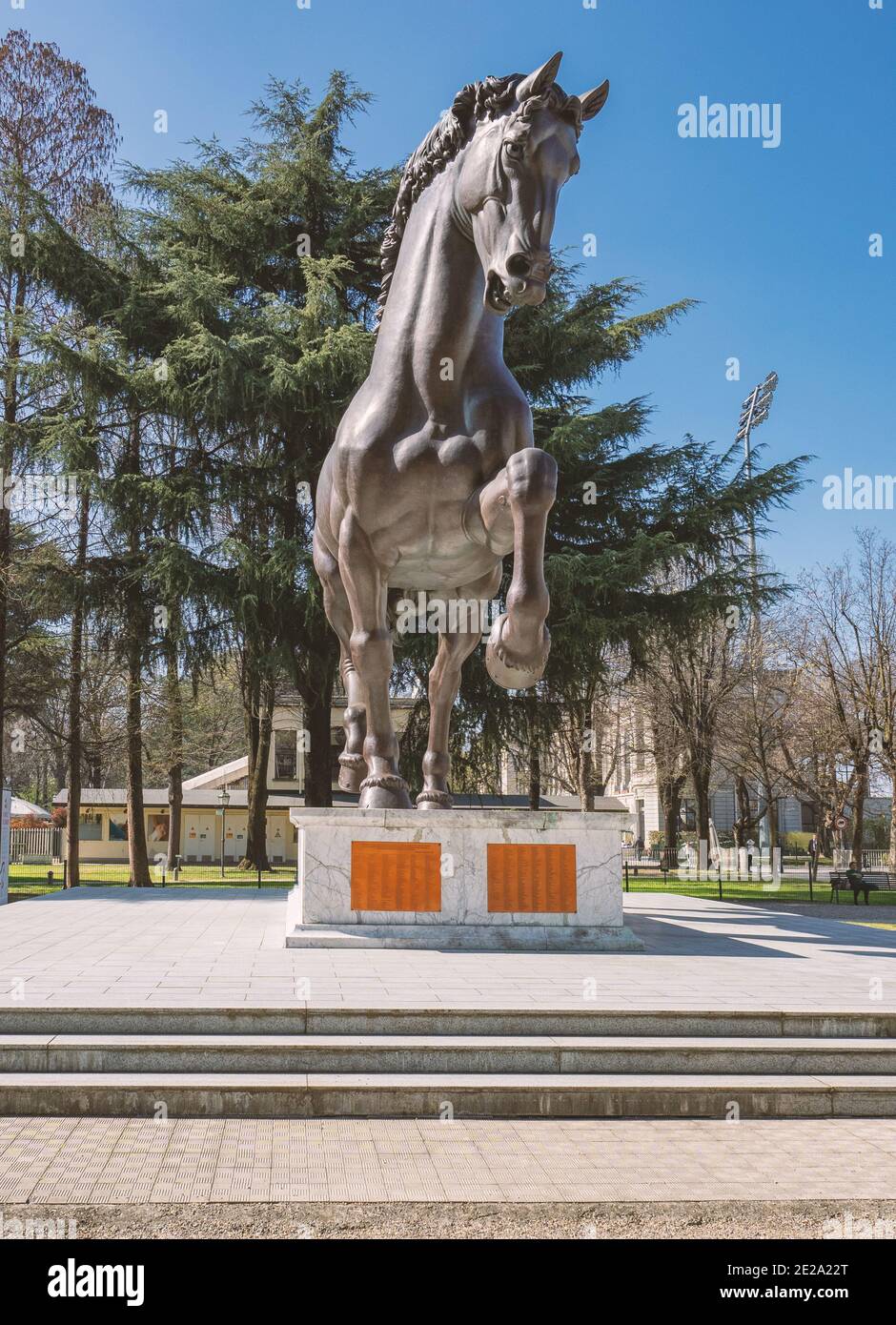 Riproduzione in bronzo del cavallo di Leonardo da Vinci nella versione di Nina AKU all'ippodromo di Milano. Foto Stock