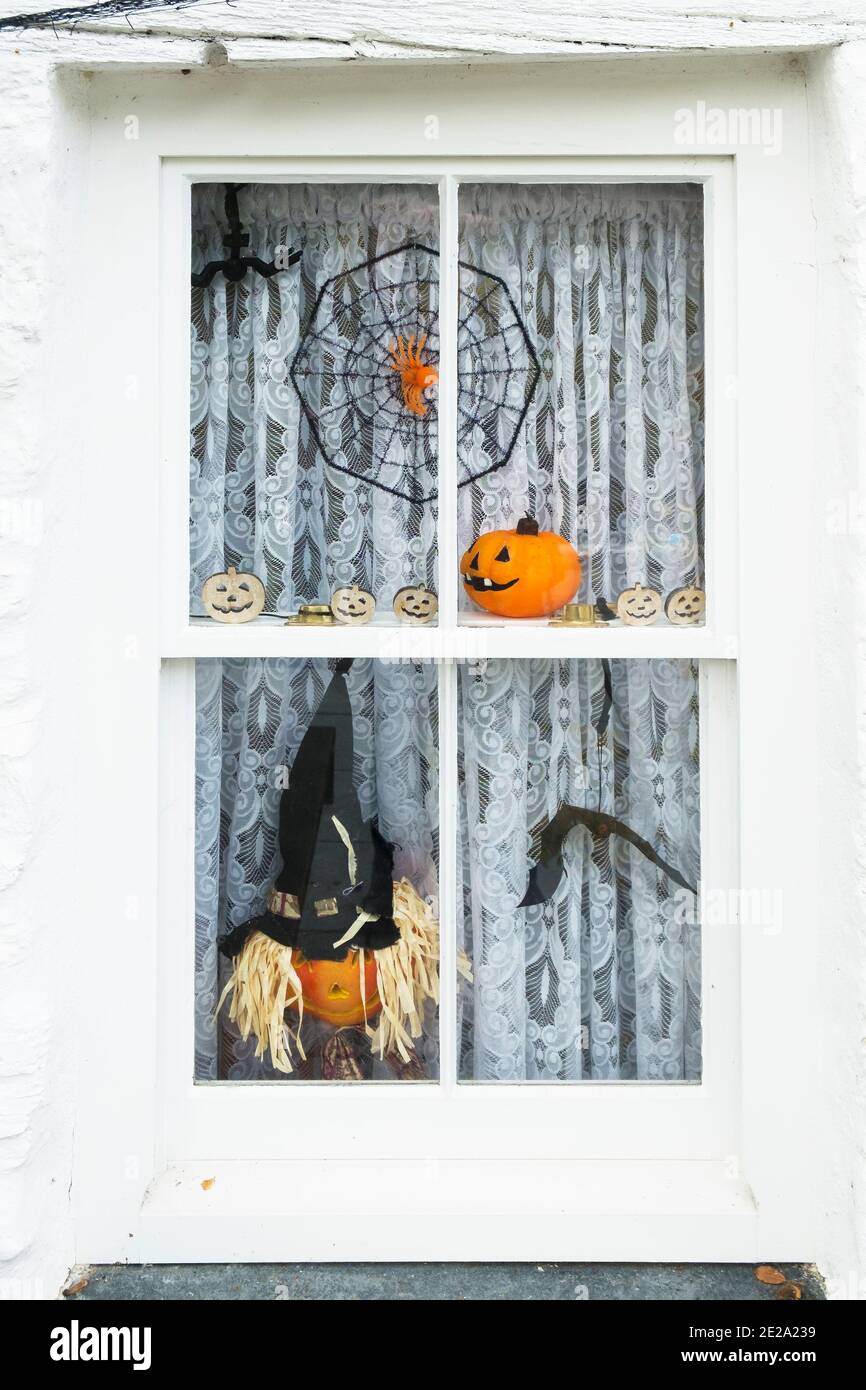 Una tradizionale finestra di frassino con decorazioni di Halloween. Foto Stock