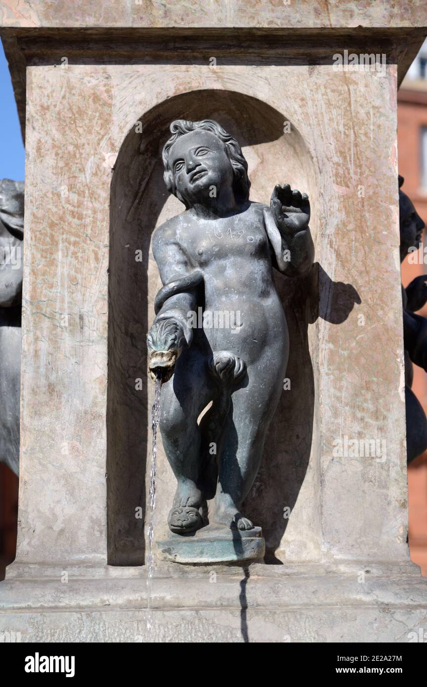 Cherub bronzo (1593) con beccuccio di pesce in mano Fontaine Saint Etienne (1547-1549) o Fontana di strada in Place Etienne Town Square E Tolosa Francia Foto Stock