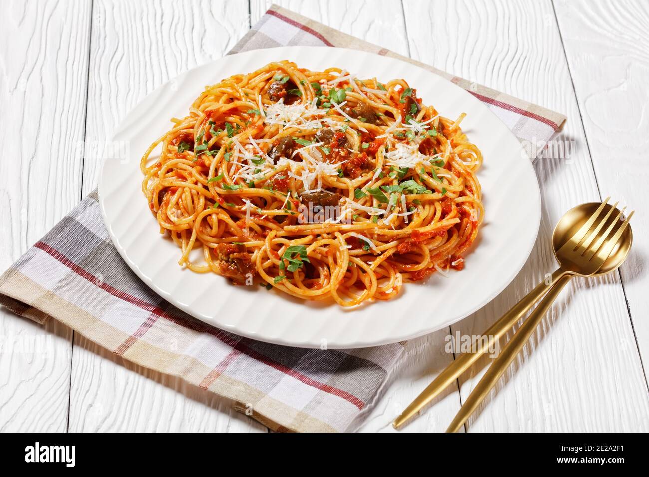 tradizionale piatto di pasta siciliana di melanzane saltate con salsa di pomodoro e condito con parmigiano grattugiato, cucina italiana, vista orizzontale Foto Stock