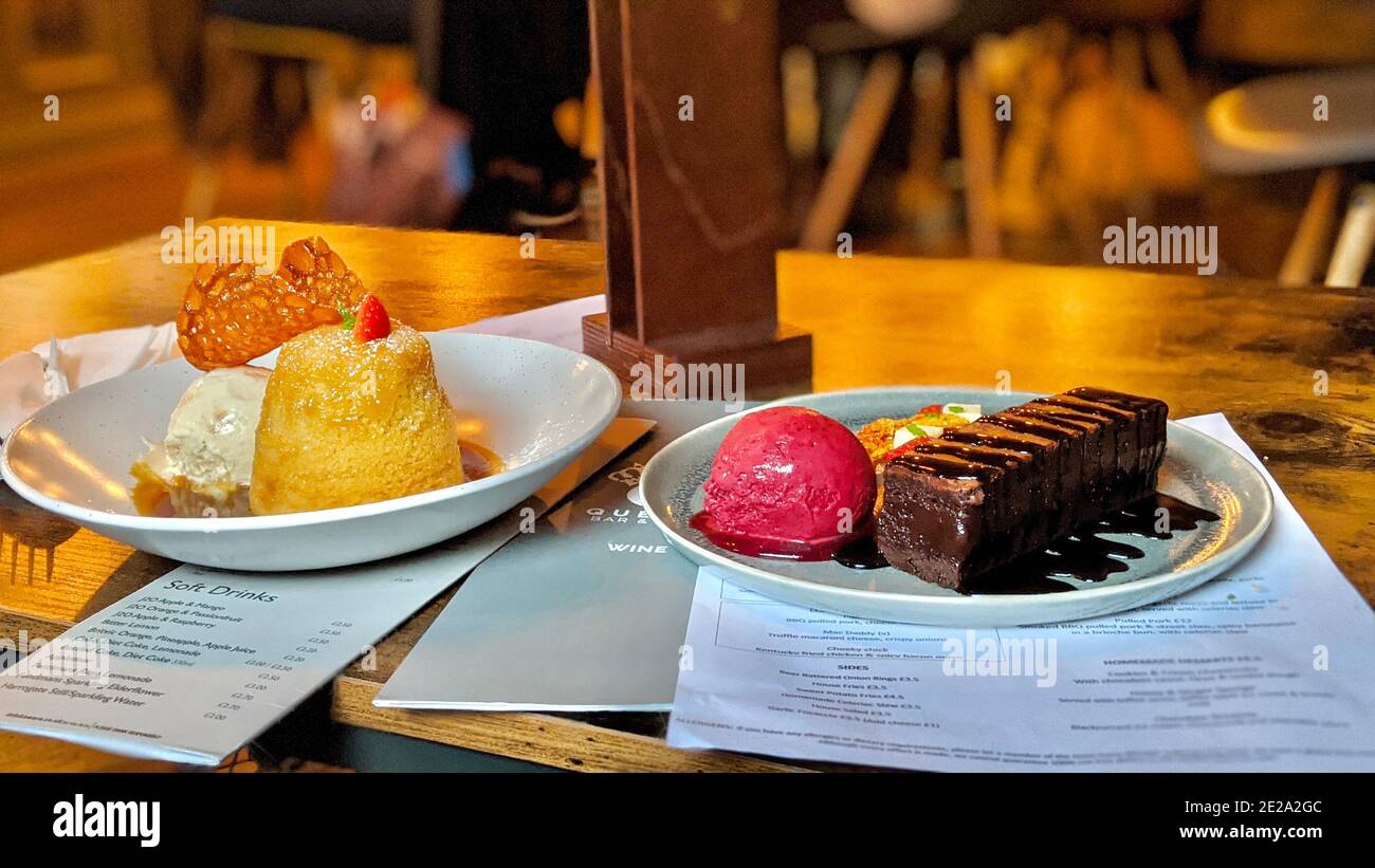 Dessert serviti gastro pub, Bury St Edmunds. Brownie al cioccolato con gelato al ribes nero e budino di zenzero e miele, salsa al toffee e bottoncino di brandy. Foto Stock
