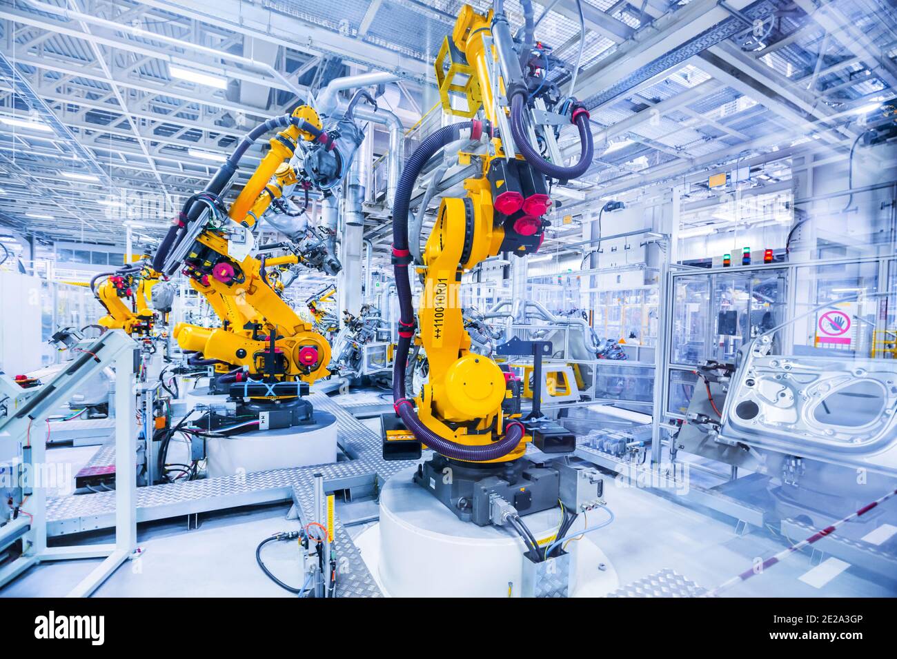 Robot in una fabbrica di automobili Foto Stock
