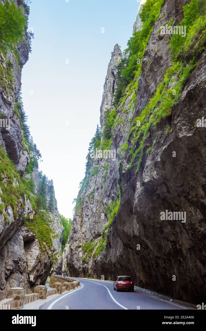 Strada pericolosa attraverso la Gola di Bicaz in Romania Foto Stock