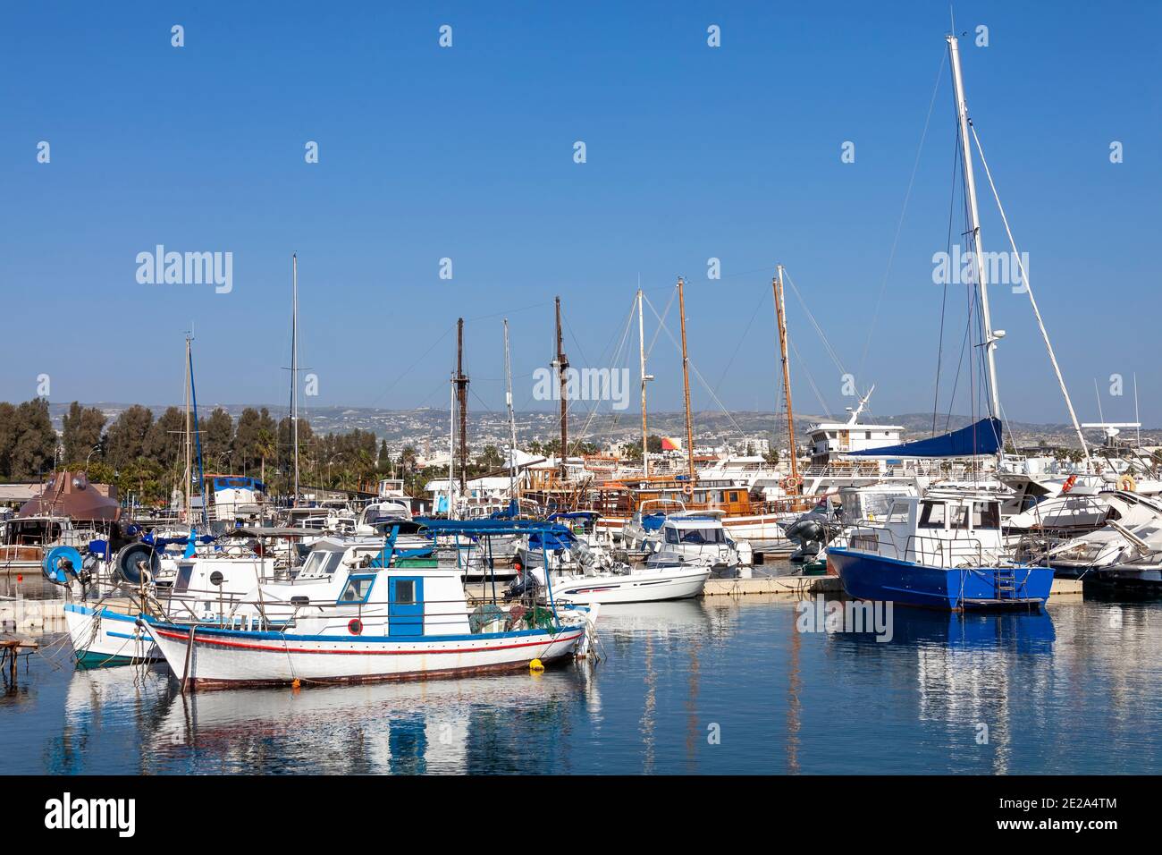 Barche da pesca nel porto di Paphos Cipro che è una popolare destinazione di viaggio attrazione punto di riferimento della località turistica dell'isola mediterranea, stock pho Foto Stock