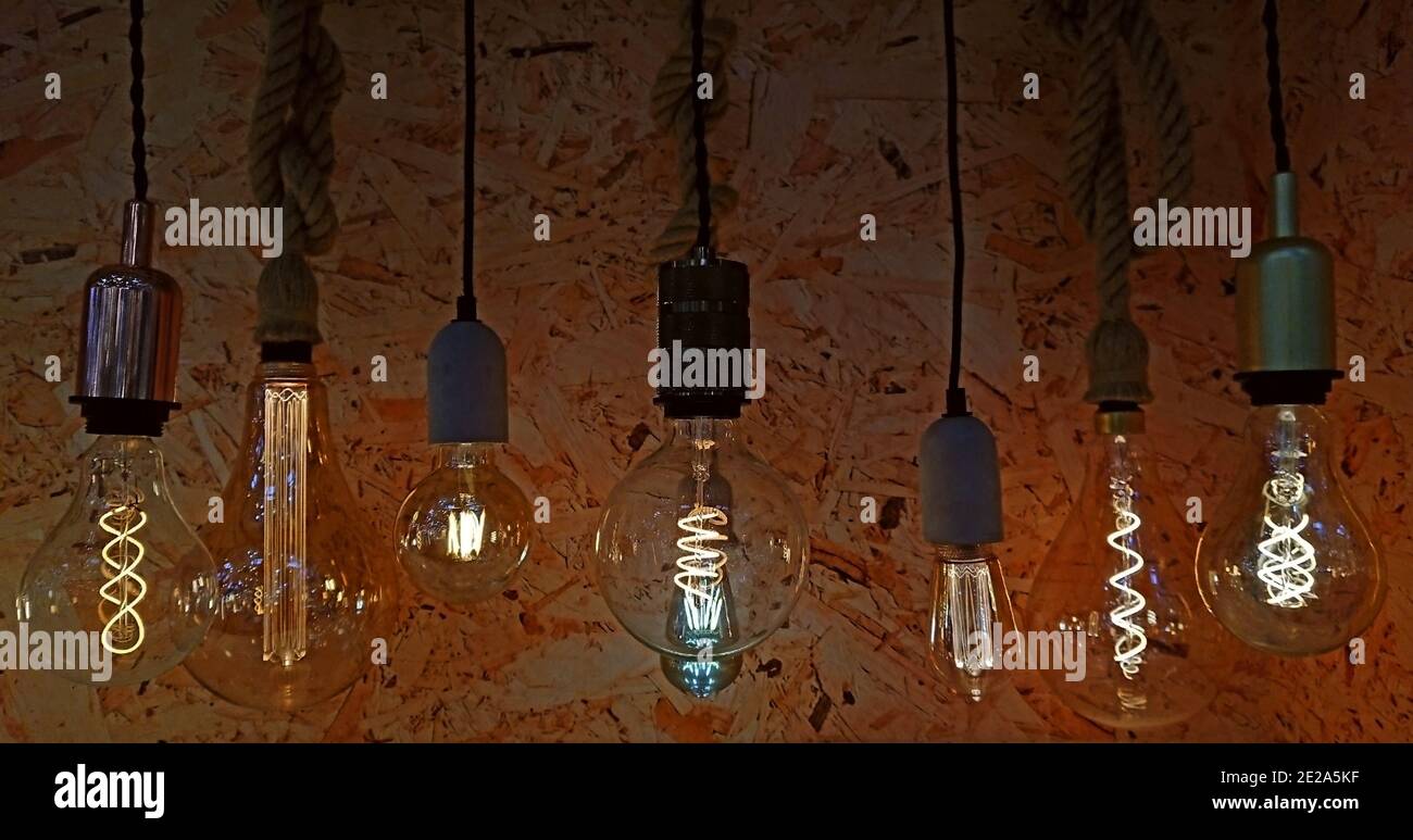 Diverse lampadine decorative con i loro filamenti accesi Foto Stock