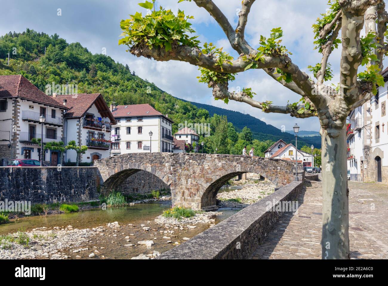 Ponte di pietra a Ochagavia, Navarra, Spagna. Otsagabia in lingua basca. Foto Stock