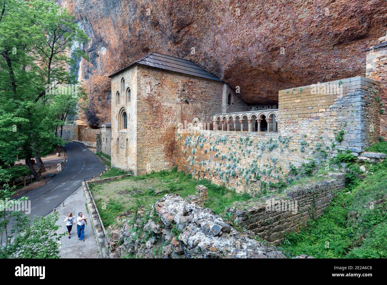 Monastero di San Juan de la Peña, provincia di Huesca, Aragona, Spagna. Esterno. Il monastero risale al X-XI secolo. Foto Stock