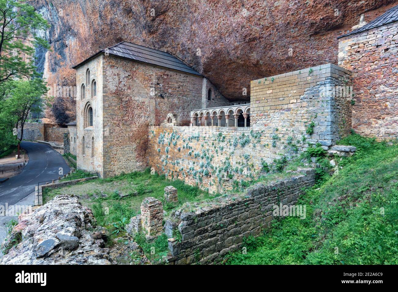 Monastero di San Juan de la Peña, provincia di Huesca, Aragona, Spagna. Esterno. Il monastero risale al X-XI secolo. Foto Stock