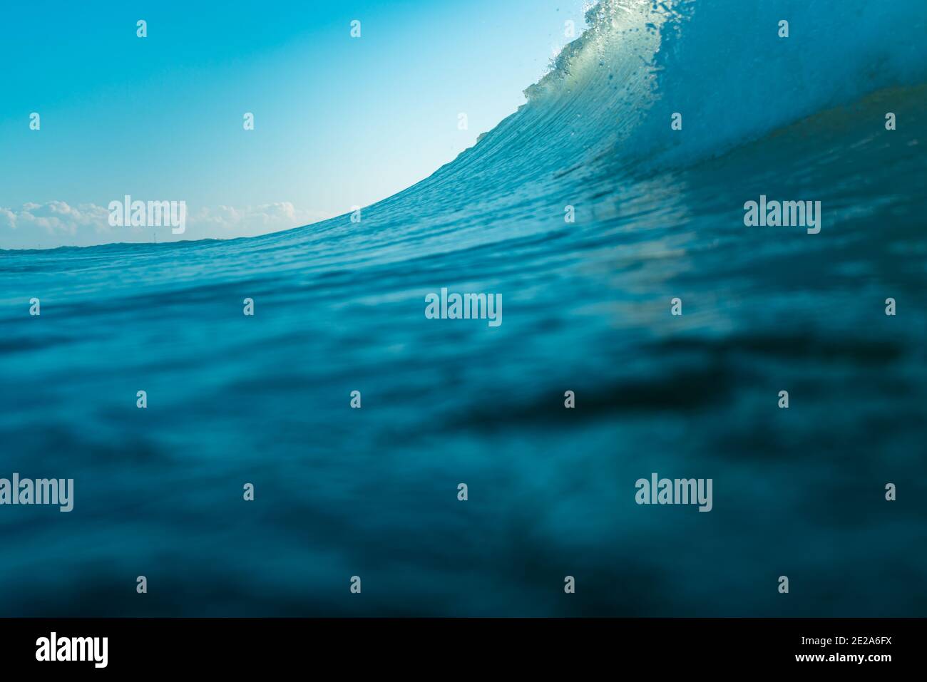 Onde di rottura e spray, acqua bianca e luce che si riflette sulla superficie dell'acqua in movimento Foto Stock