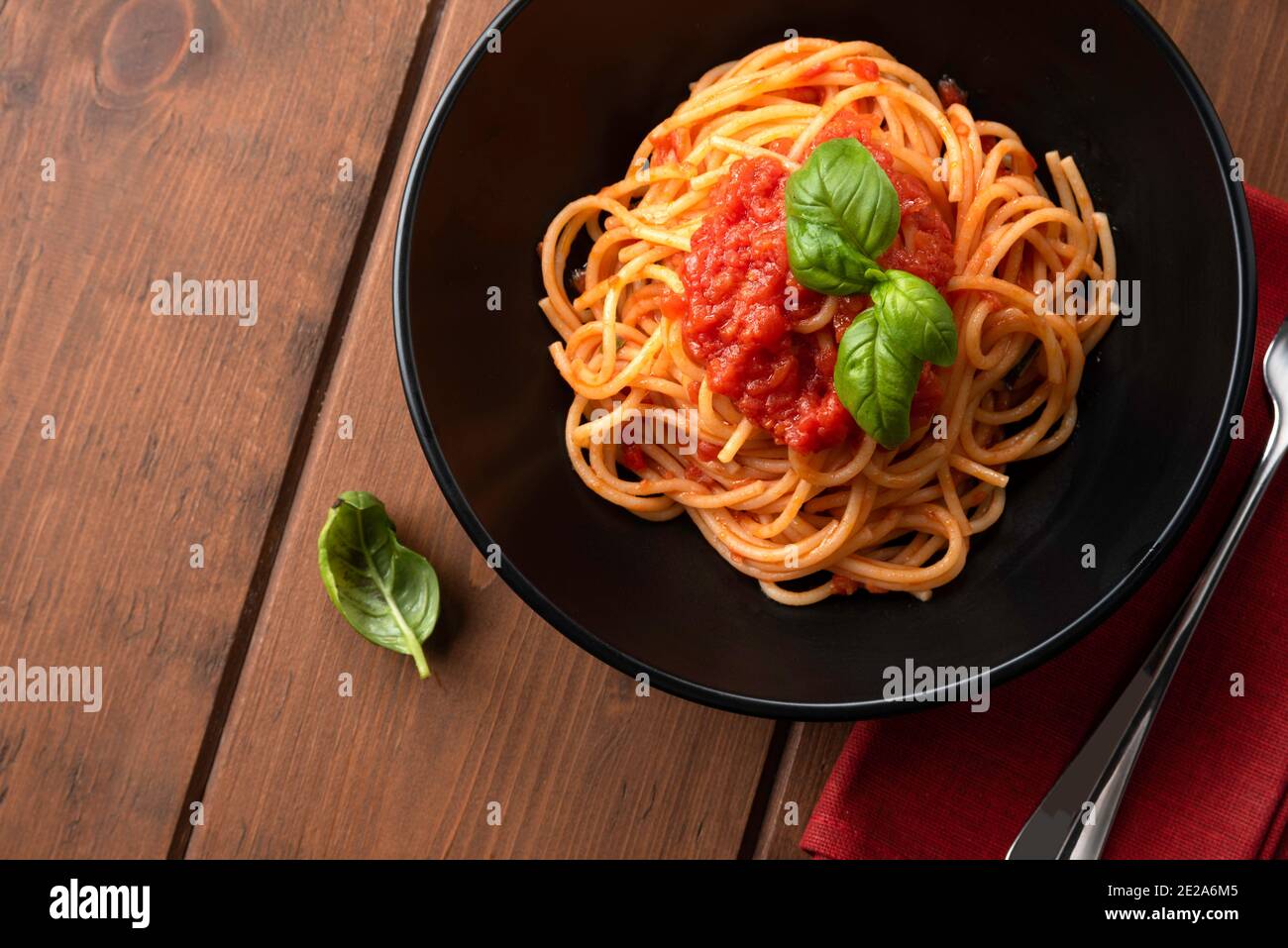 Piatto di spaghetti classici con salsa di pomodoro, cucina italiana Foto Stock