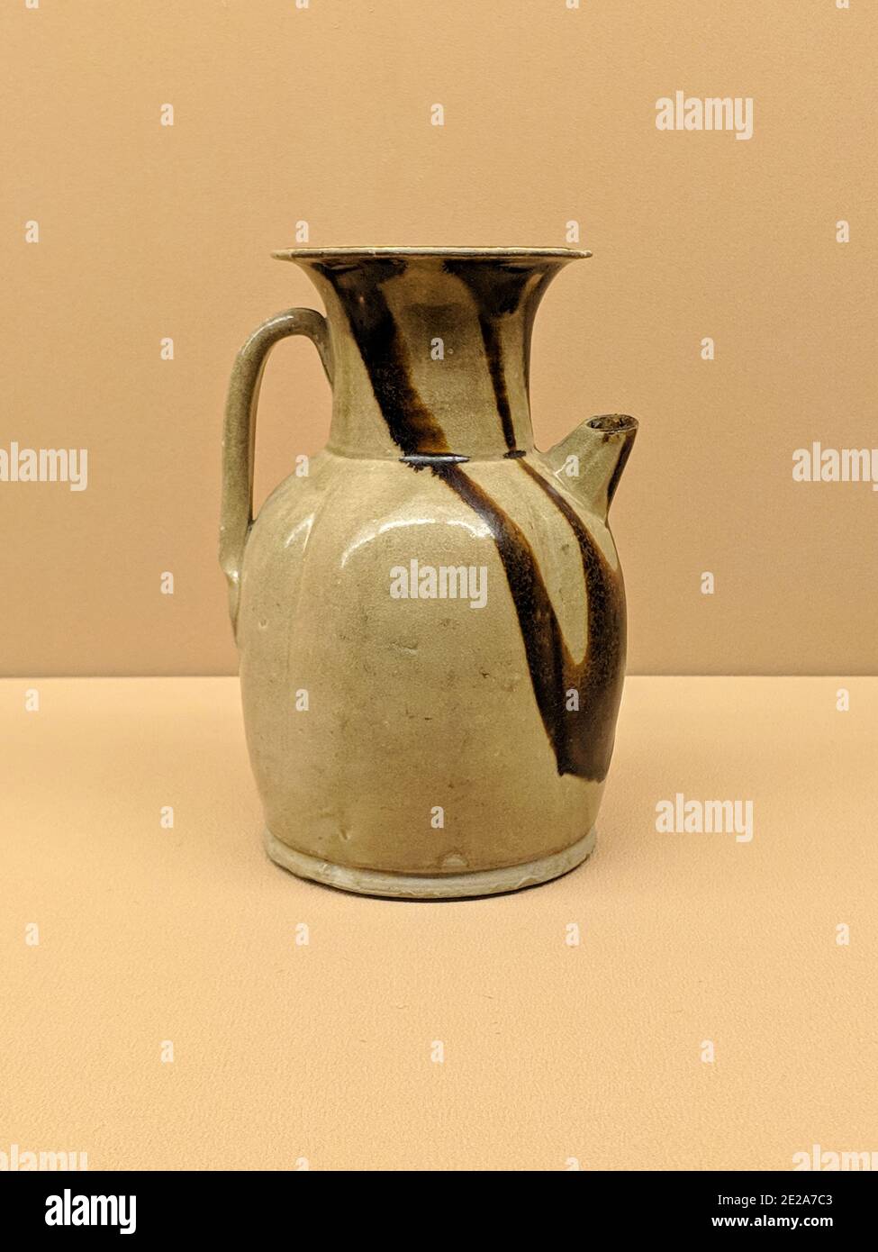 Un'antica giara colorata mostrata nel museo di Shanghai Foto Stock