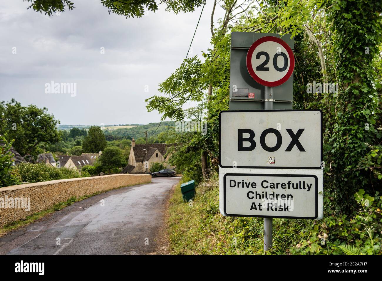 20 mph al punto di ingresso per Cotswold villaggio, Box, Gloucestershire, Regno Unito Foto Stock