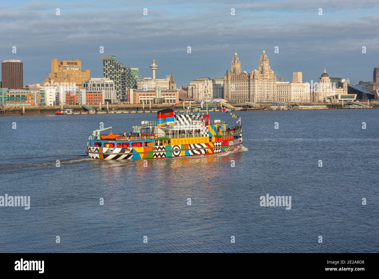 Un Mersey Ferry di fronte al lungomare di Liverpool Foto Stock