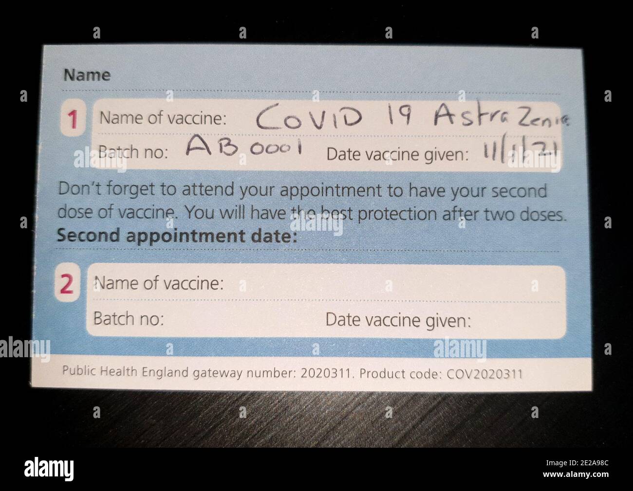 NHS Covid-19 scheda di vaccinazione dato fuori con la prima dose di Il vaccino Astra Zeneca nel Regno Unito Foto Stock