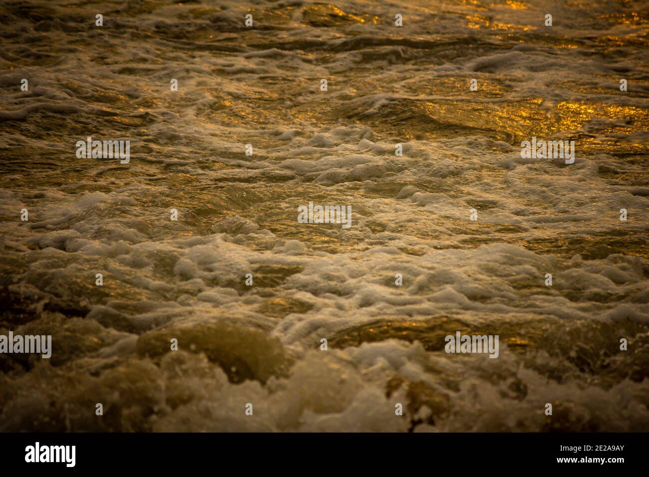 Vista panoramica delle onde della Baia del Bengala lungo Marina Beach, Chennai, India Foto Stock