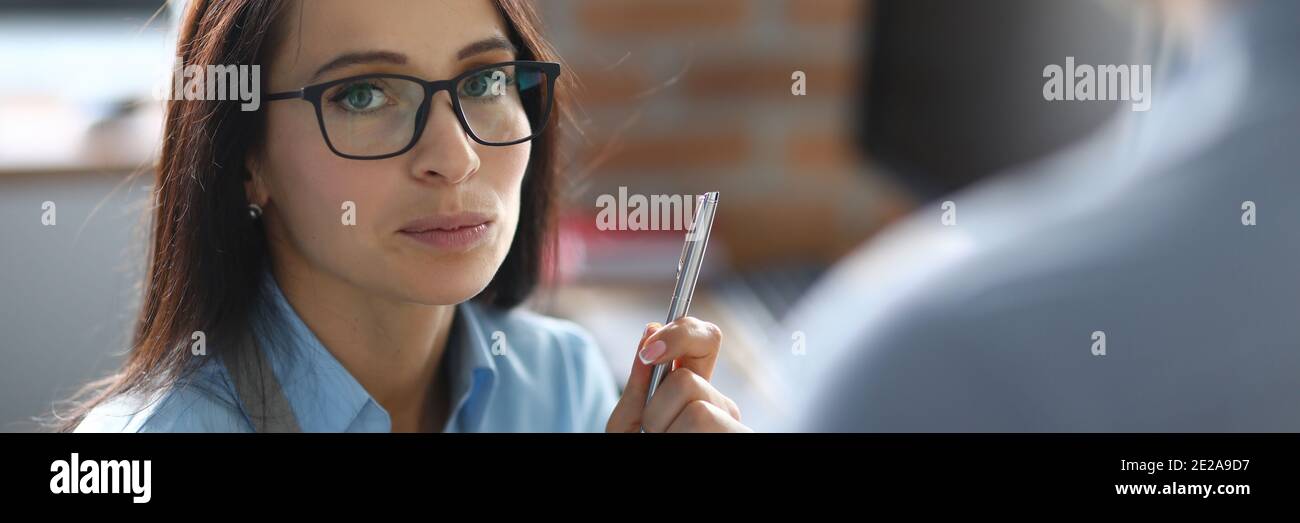 Donna che parla con la collega Foto Stock