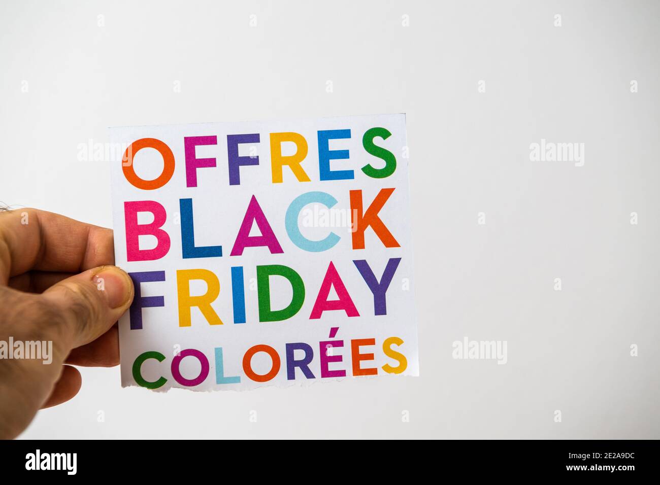 Volantino POV maschio con le offerte del Black Friday colorato lettere durante la vendita annuale Foto Stock