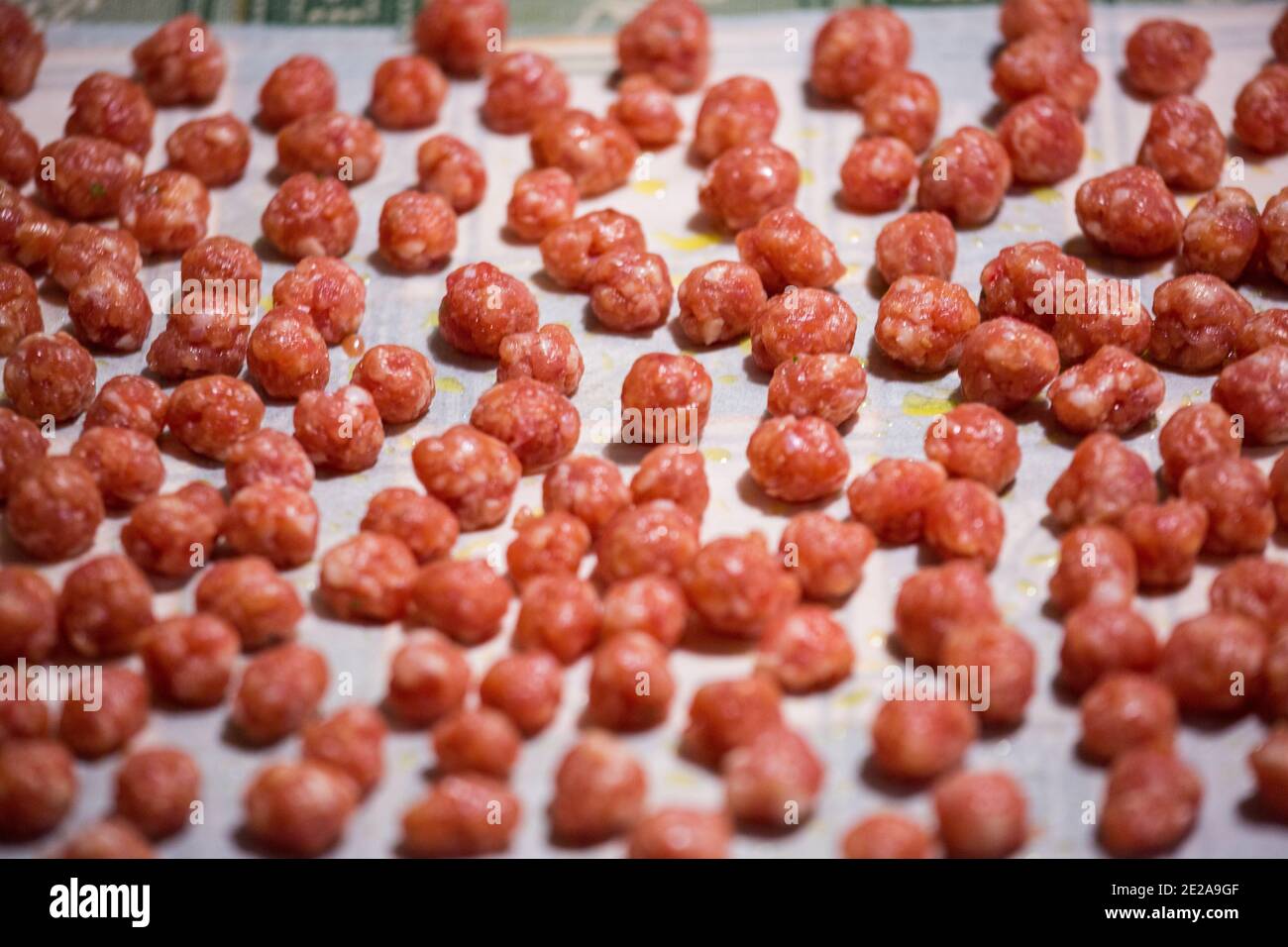 Primo piano di molte polpette crude pronte per essere cotte. Palle di carne, palla. Foto Stock