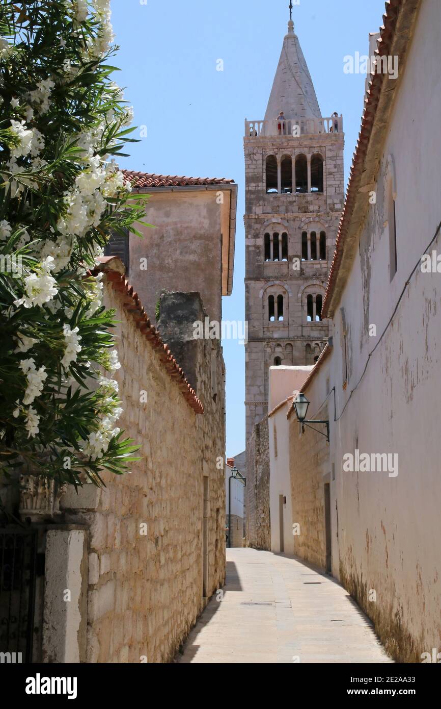 Croazia, regione del quarnero, isola di Rab, città di Rab 13 ° secolo campanile della cattedrale di Santa maria il grande. Foto Stock