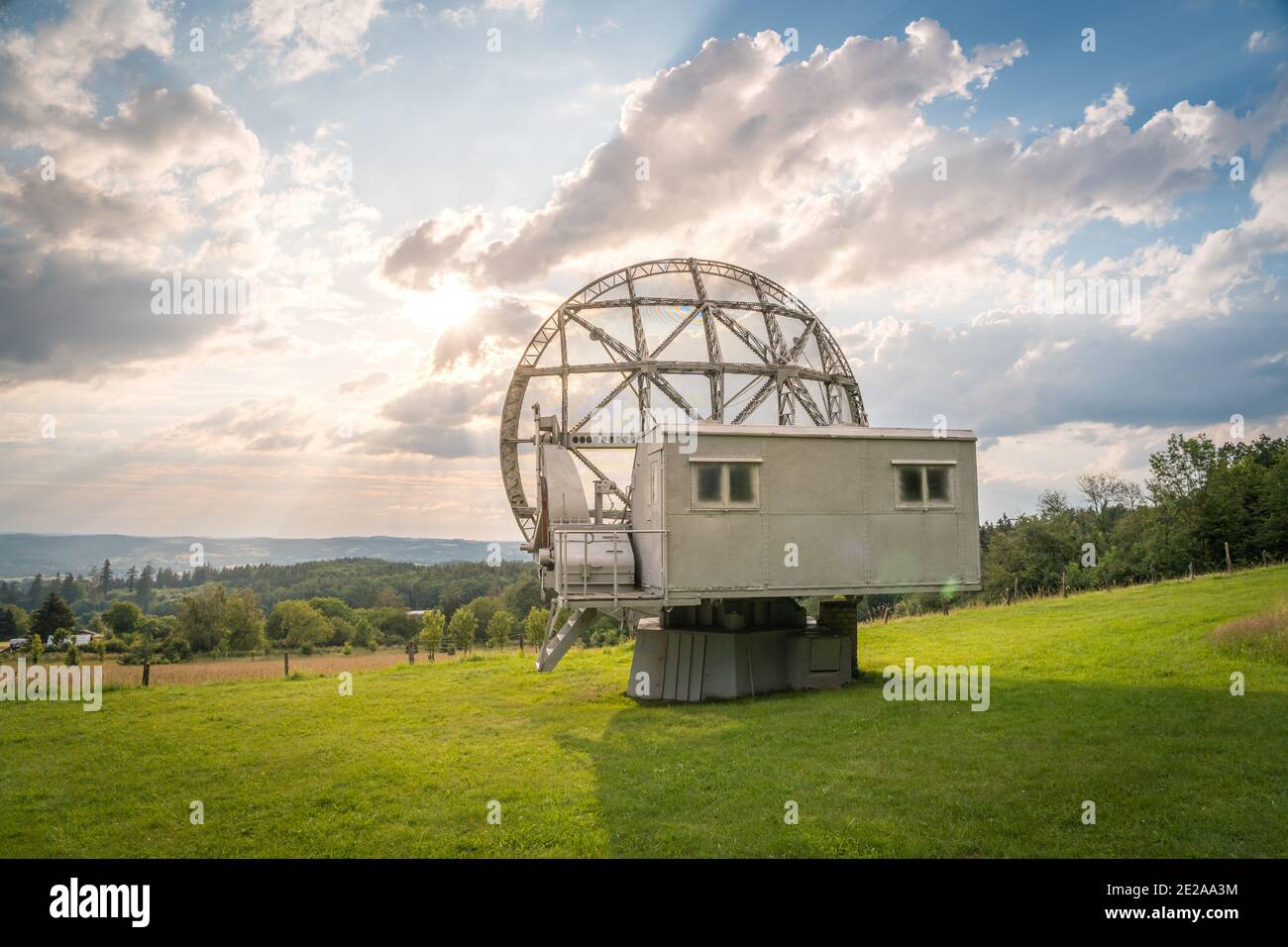 Parabola satellitare in un paesaggio estivo, radiotelescopio per la ricerca spaziale profonda. Osservatorio Ondrejov, repubblica Ceca. Foto Stock