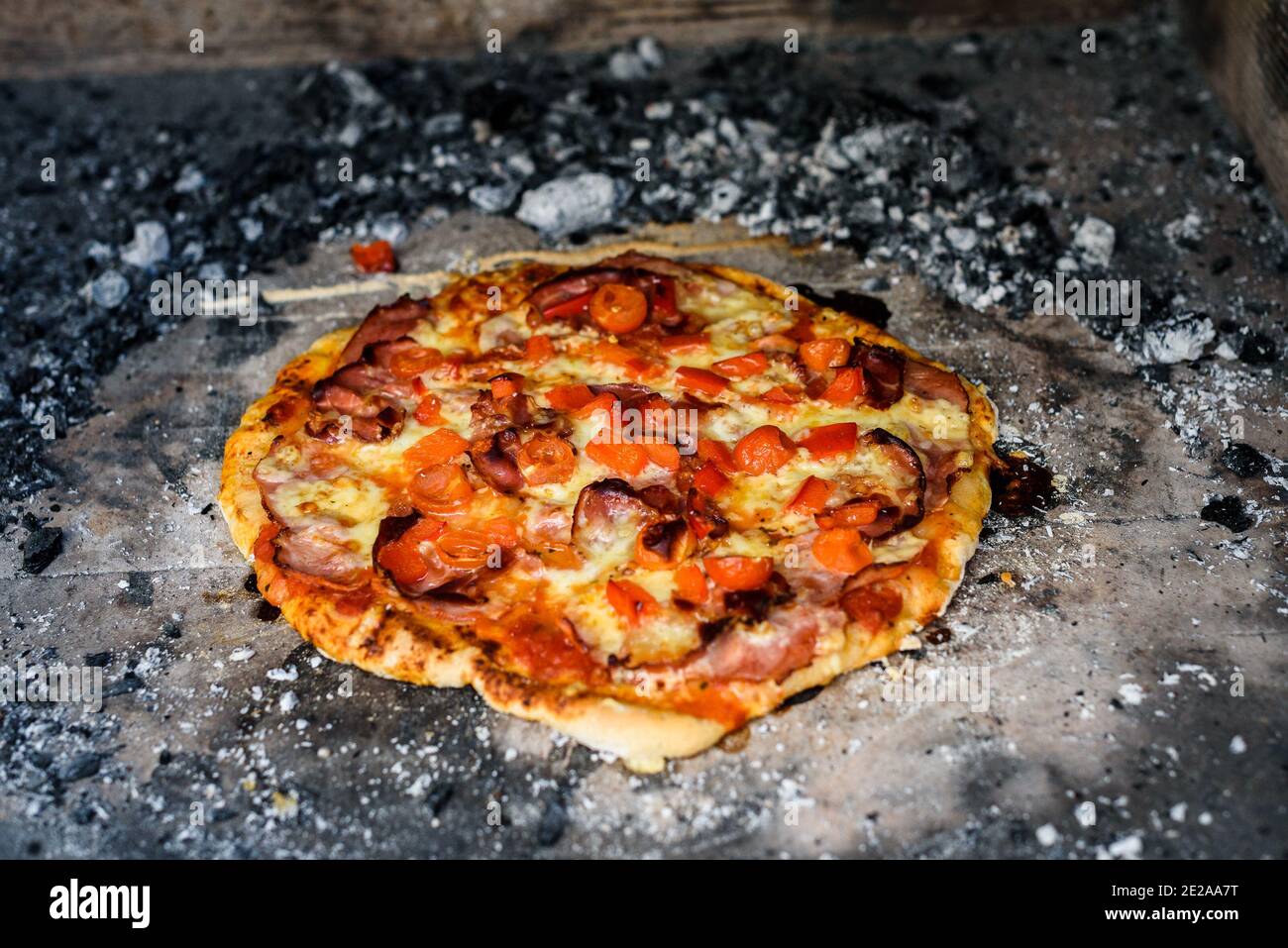 Produzione di pizza italiana fatta in casa in forno a legna con camino.  Fare di pizza