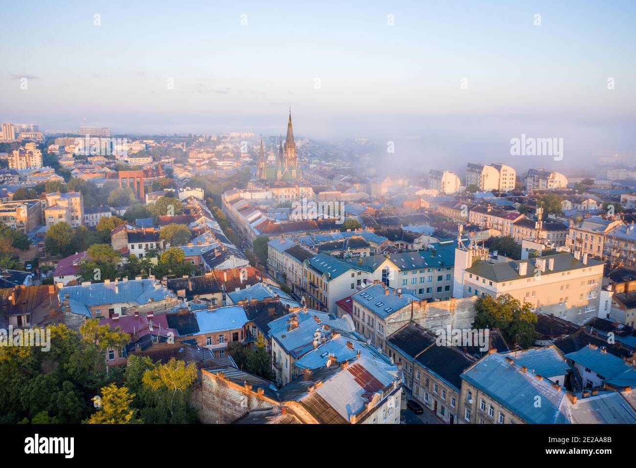 Veew aereo sulla chiesa di Elizabeth a Lviv, Ucraina dal drone Foto Stock