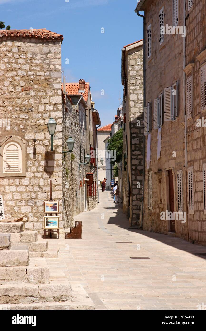 Le strette strade della città alta, Rab città, Rab isola Croazia. Foto Stock