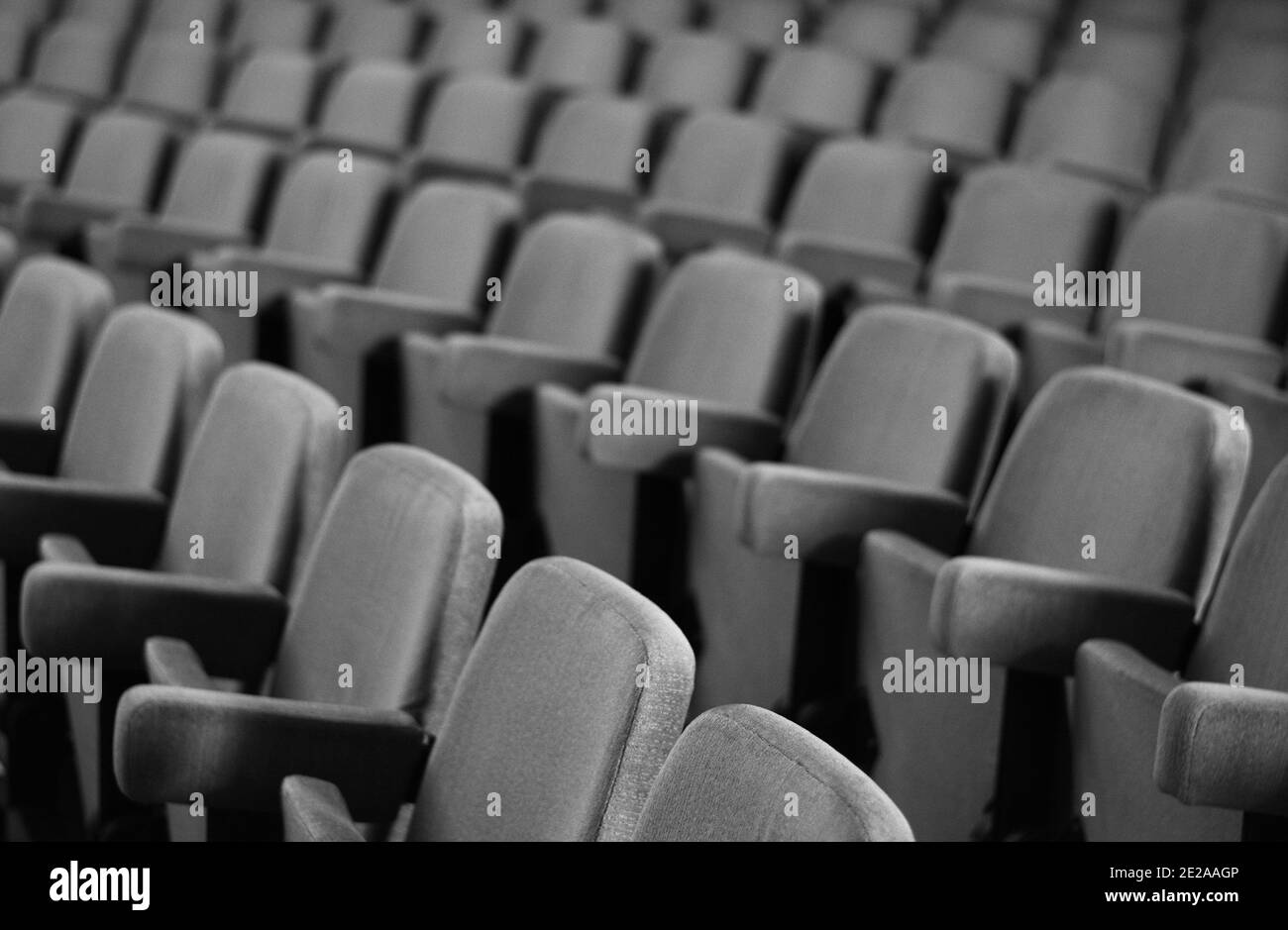File vuote di posti a sedere per teatro o film. Foto Stock