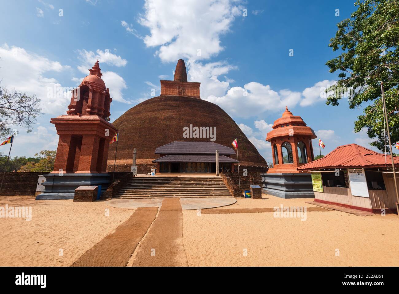 Stupa gigante di mattoni rossi del monastero di Abayagiri. Anuradhapura nel triangolo culturale dello Sri Lanka Foto Stock