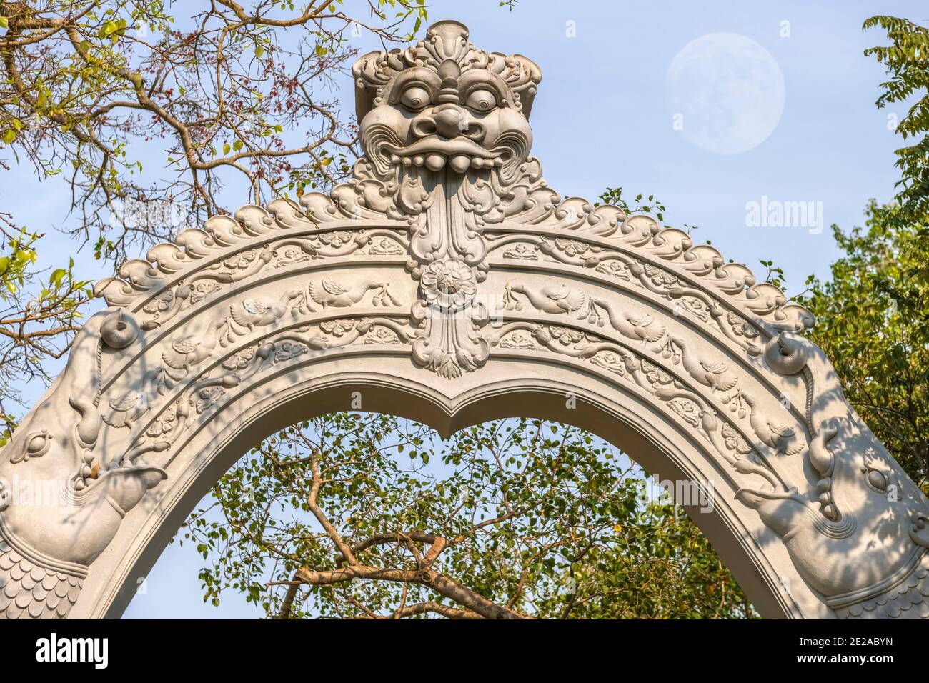 Un arco intagliato in modo ornato in un antico tempio buddista dello Sri Lanka, Polonnaruwa, Sri Lanka. Foto Stock