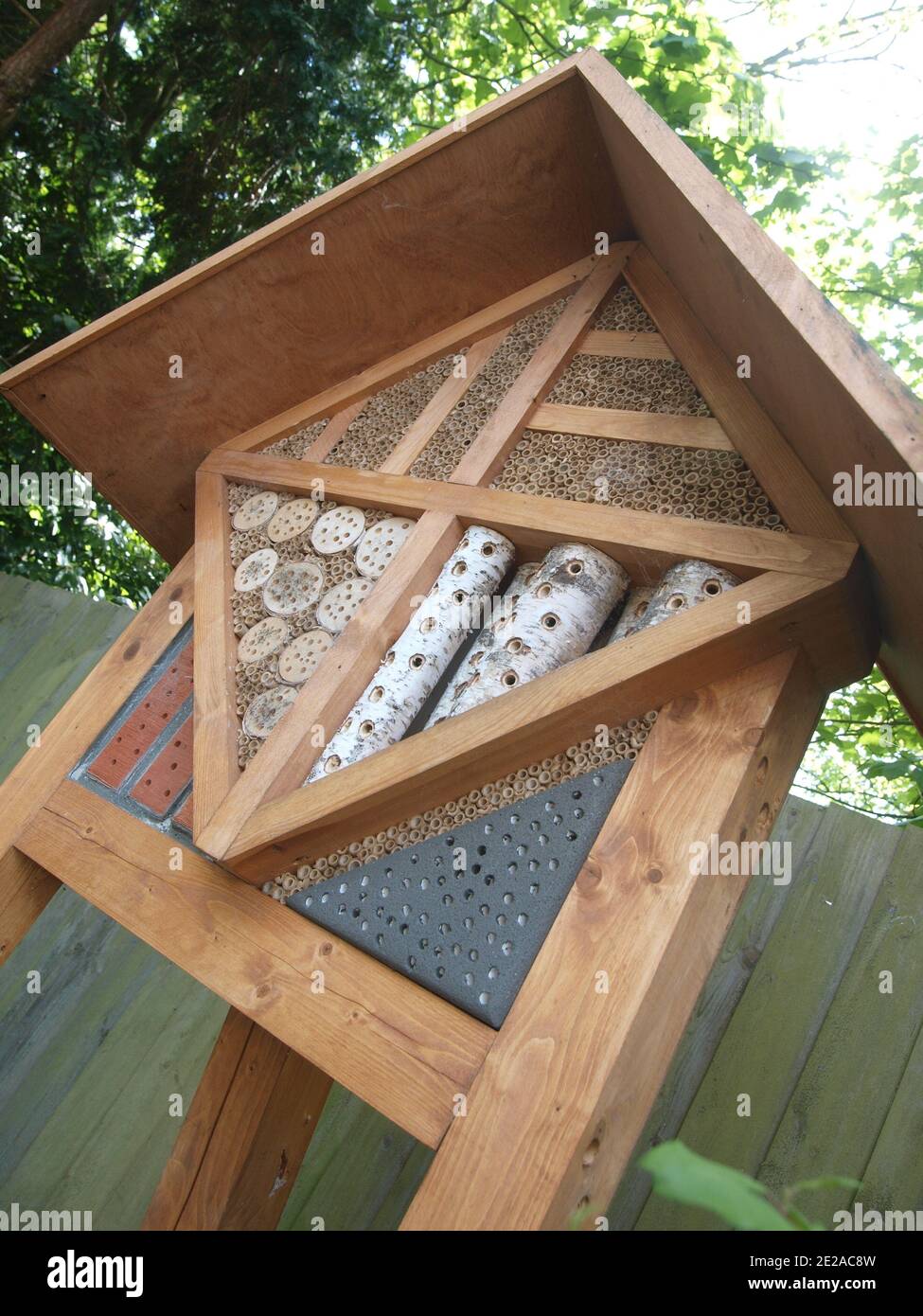 Un hotel di bug fatto di legno e prodotti naturali in un parco. Foto Stock