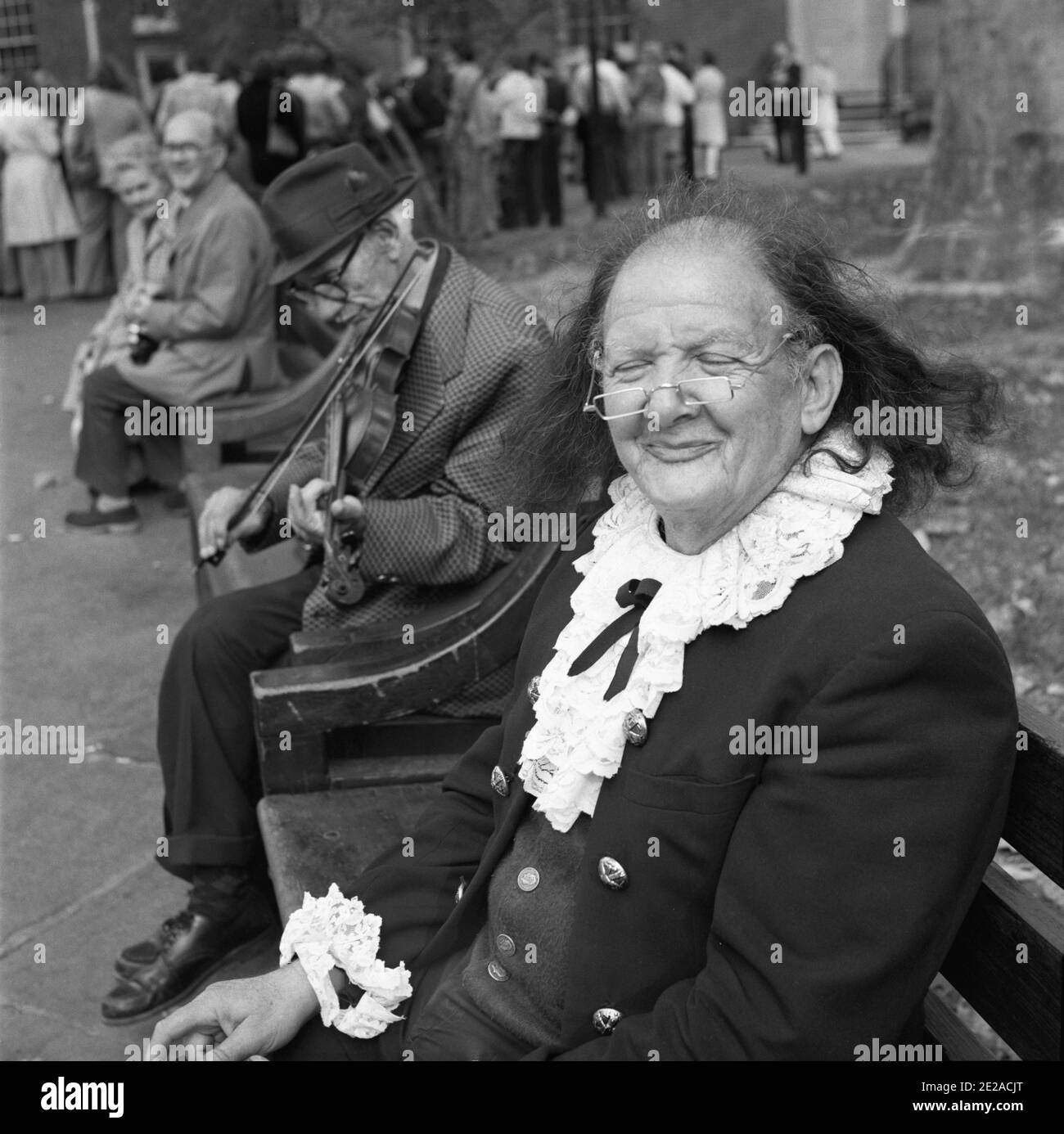Un uomo in abiti vecchi. Quartiere storico. Philadelphia, Stati Uniti, 1976 Foto Stock