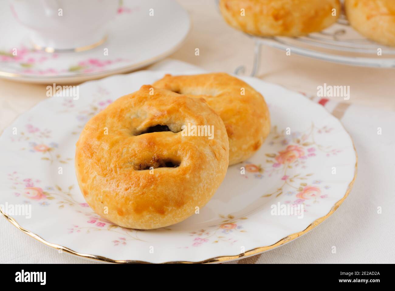 Eccles cakes una piccola pasticceria rotonda ripiena di ribes o. Uvetta originaria della città di Eccles nel Lancashire Inghilterra Foto Stock