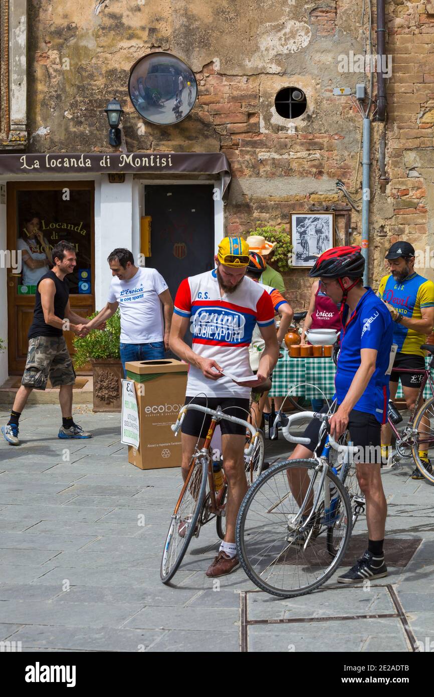 Rinfresco stop a Montisi per i ciclisti che partecipano alla eroica Montalcino, Siena, Toscana, Italia nel mese di maggio Foto Stock