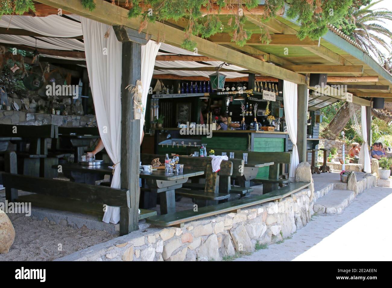 Delizioso caffè in una strada tranquilla con una bella pietra antica Lavoro nella città vecchia di Rab sull'isola di Rab Croazia Foto Stock