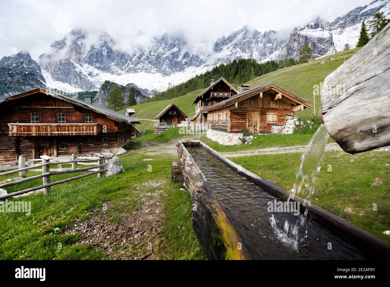 Pittoresco villaggio di montagna con vecchie cabine nelle Alpi austriache, Neustattalm, Ramsau am Dachstein, Stiria regione, Austria Foto Stock