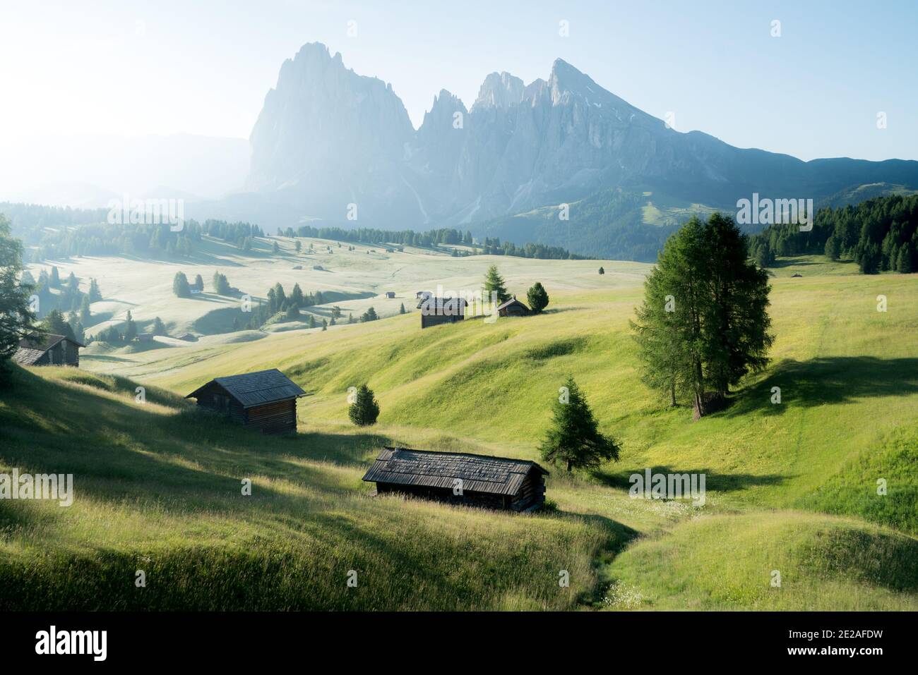 Idilliaco paesaggio montano nelle Dolomiti con tradizionali capanne di ...