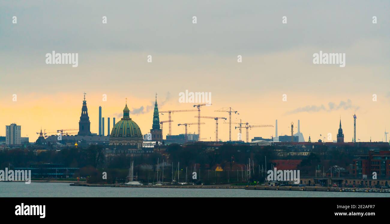 Skyline della città di Copenaghen con luce arancione. Foto Stock