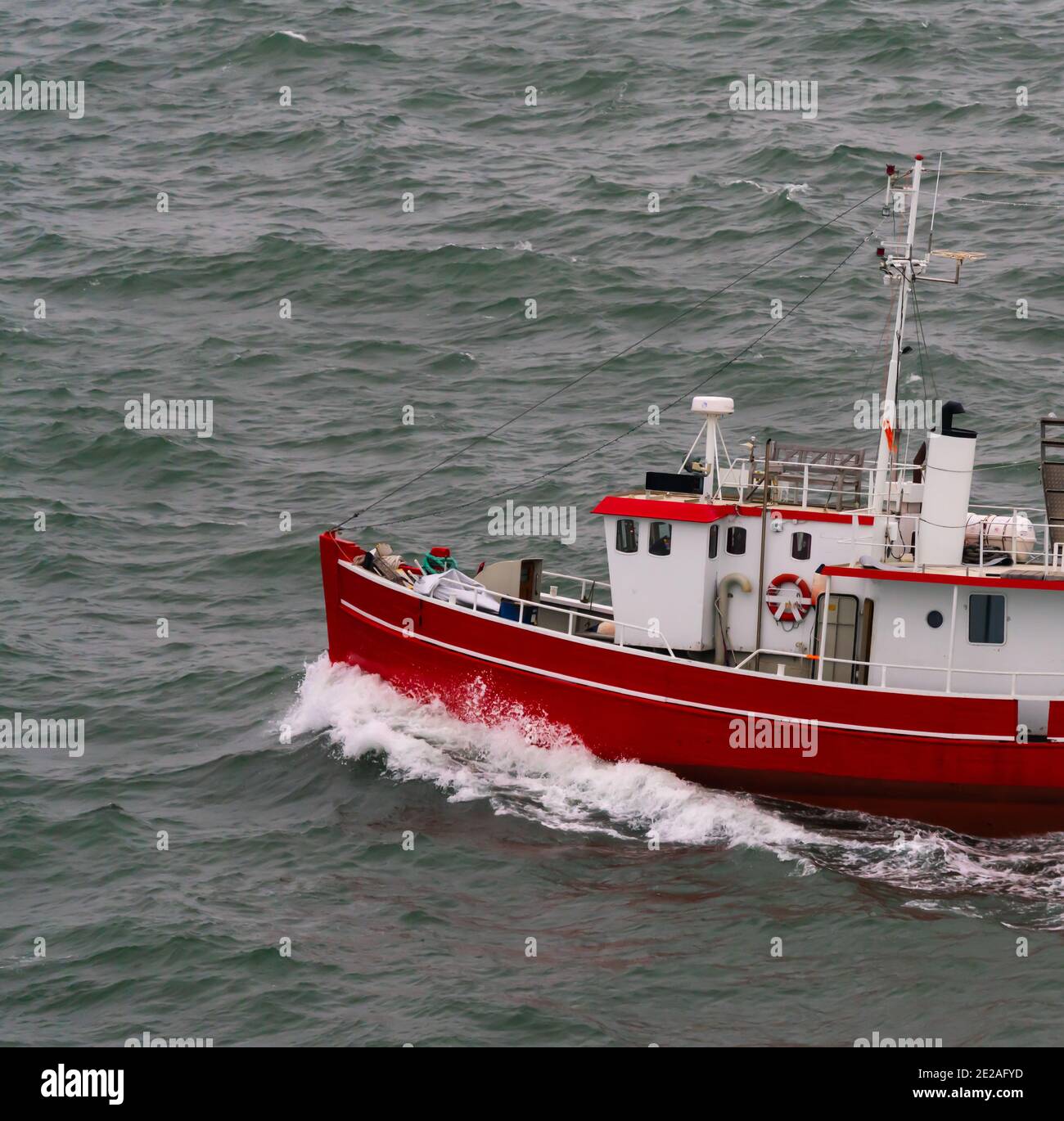 Classica barca da pesca in legno rosso in mare. Foto Stock