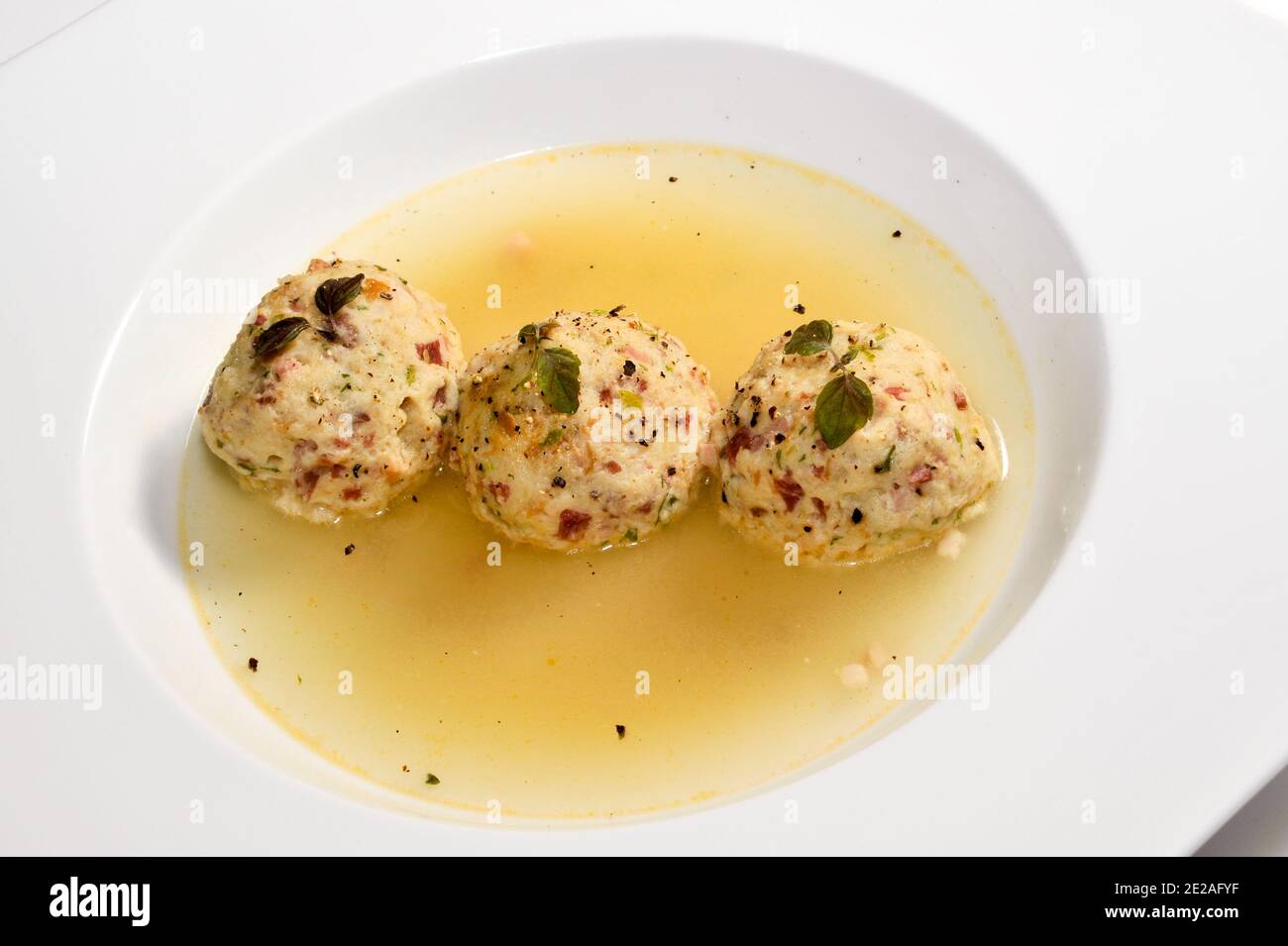 Canederli tirolesi, gnocchi di pane in brodo su un piatto bianco Foto Stock