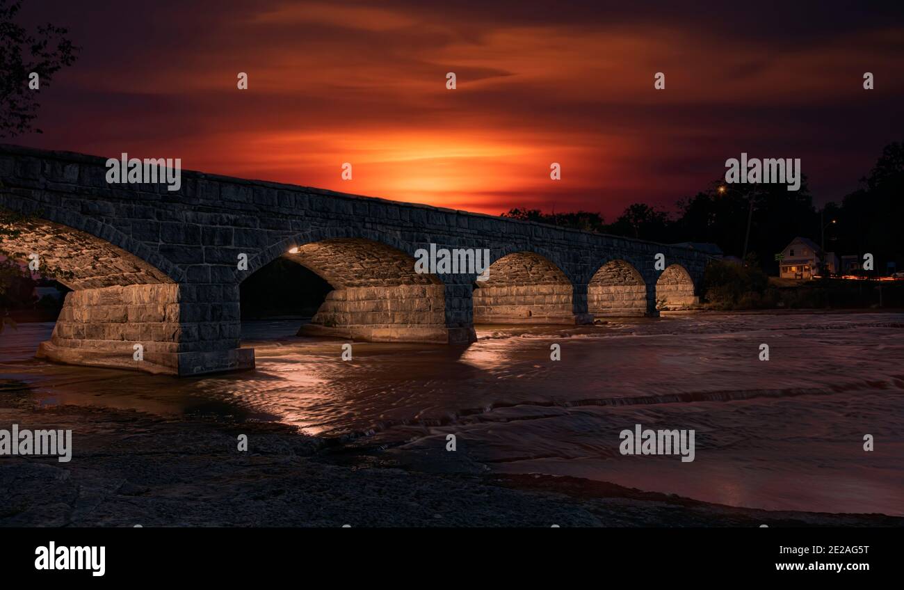 Pakenham ponte in pietra a cinque archi che attraversa il fiume Mississippi Al tramonto in Canada Foto Stock