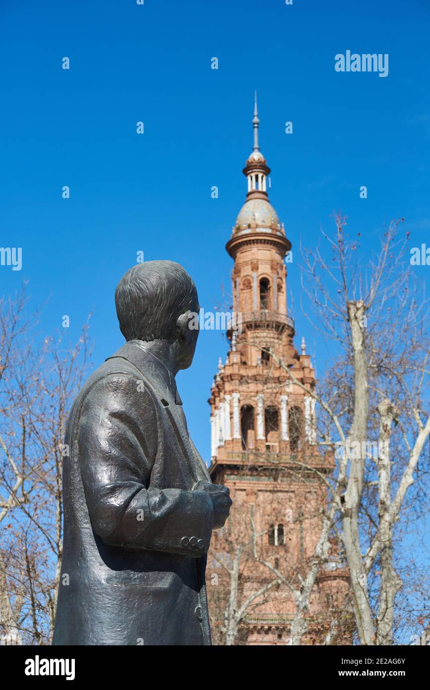 Staute di Anibal Gonzalez, l'architetto di Plaza de Espagne, Siviglia, Spagna in una giornata invernale con cielo blu chiaro, guardando verso l'edificio Foto Stock