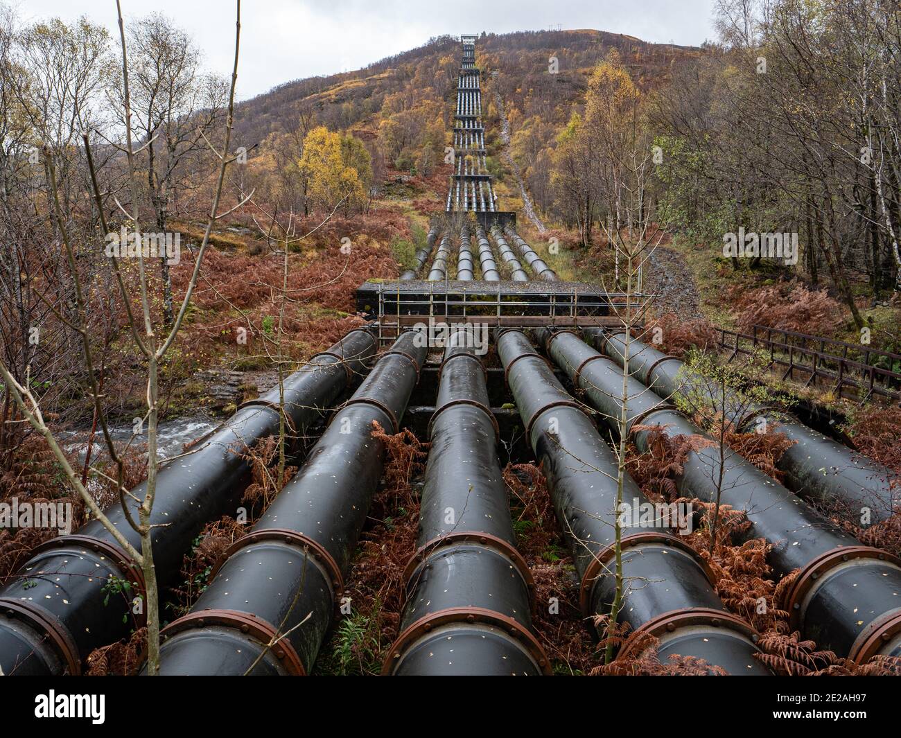 Tubazioni che trasportano acqua dalla diga di Blackwater alla centrale idroelettrica di Kinlochleven, Scozia, Regno Unito Foto Stock