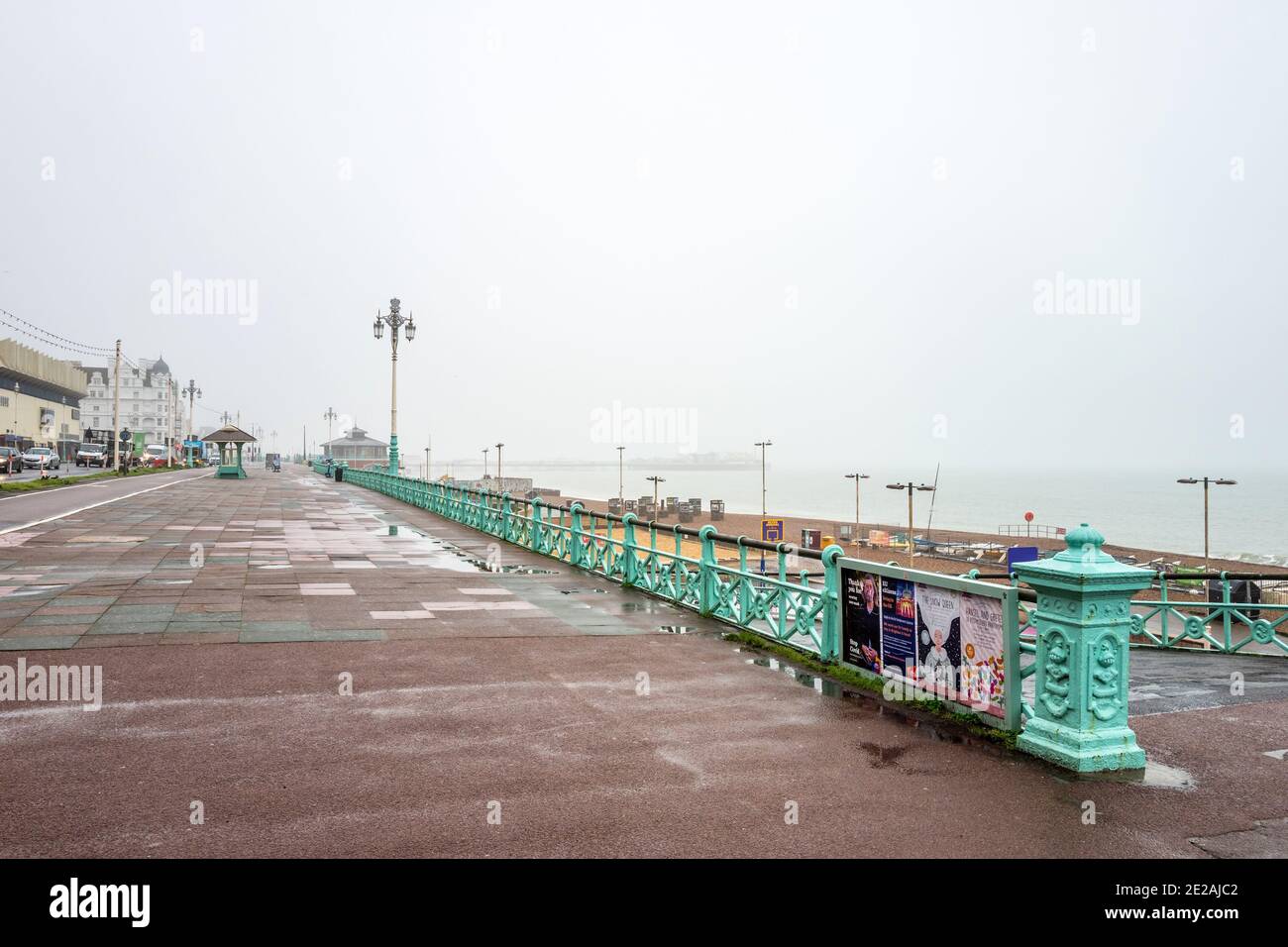 Brighton, 13 gennaio 2021: Estremamente tranquillo e immerso sulle strade bagnate e miserabili di Brighton questa mattina Credit: Andrew Hasson/Alamy Live News Foto Stock