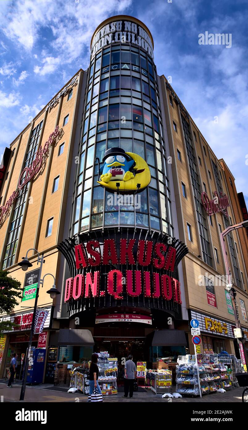 Taito, Tokyo, Giappone - Settembre 18 2020: Vista pomeridiana dell'ingresso della filiale Asakusa di Don Quijote, una catena di discount giapponesi, sotto un Foto Stock