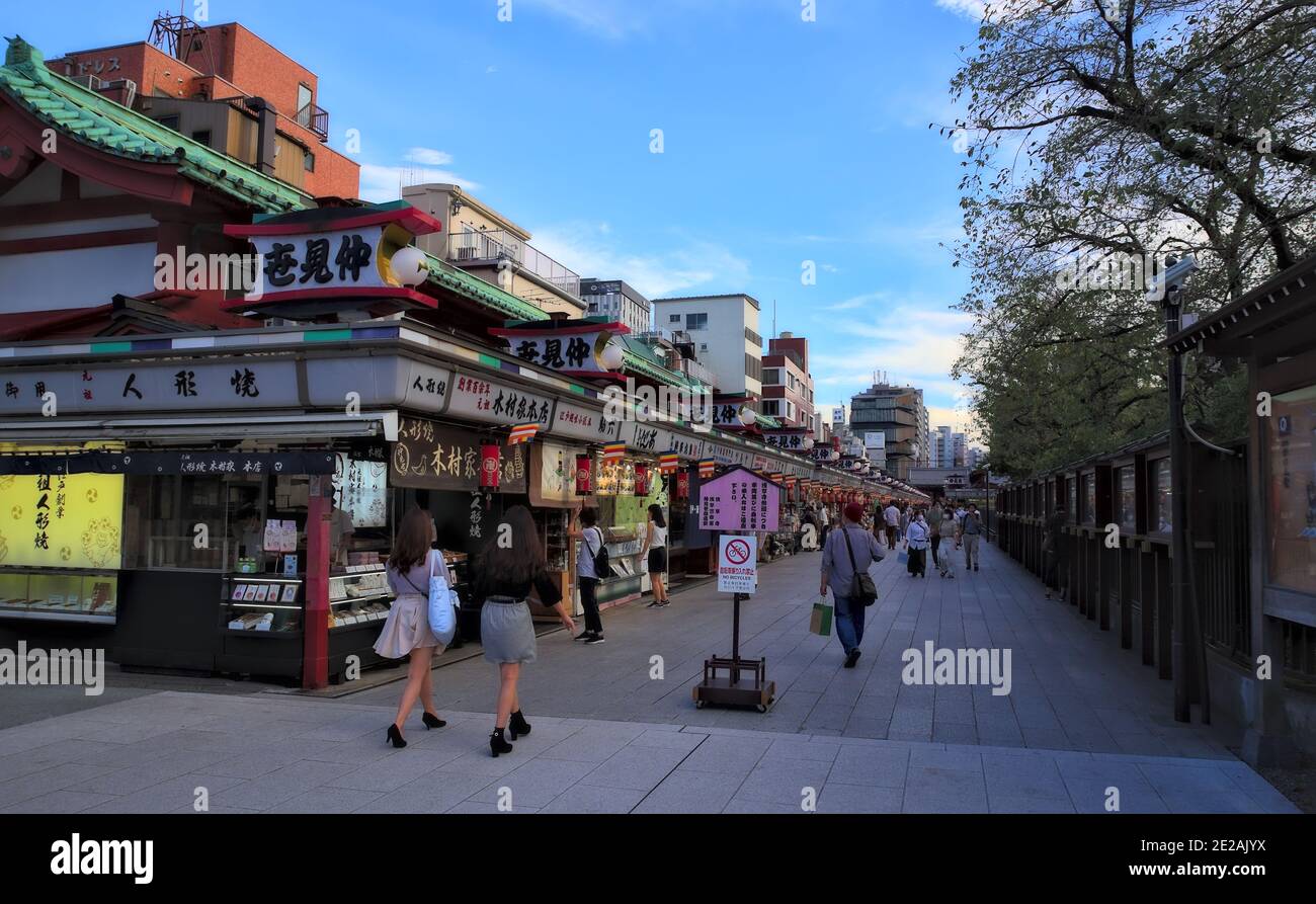Taito, Tokyo, Giappone - Settembre 18 2020: Vista nel tardo pomeriggio del traffico pedonale sulla via dello Shopping di Nakamise, che corre tra il cancello principale e il m. Foto Stock