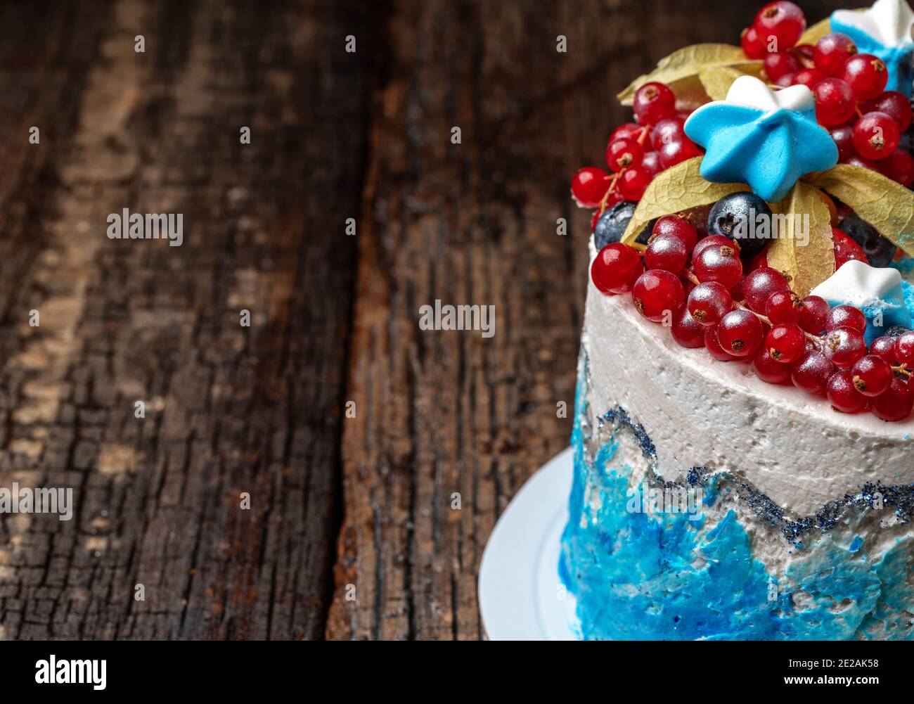 Bella torta di crema di frutta di Capodanno su uno sfondo testurizzato di legno. Primo piano. Foto Stock
