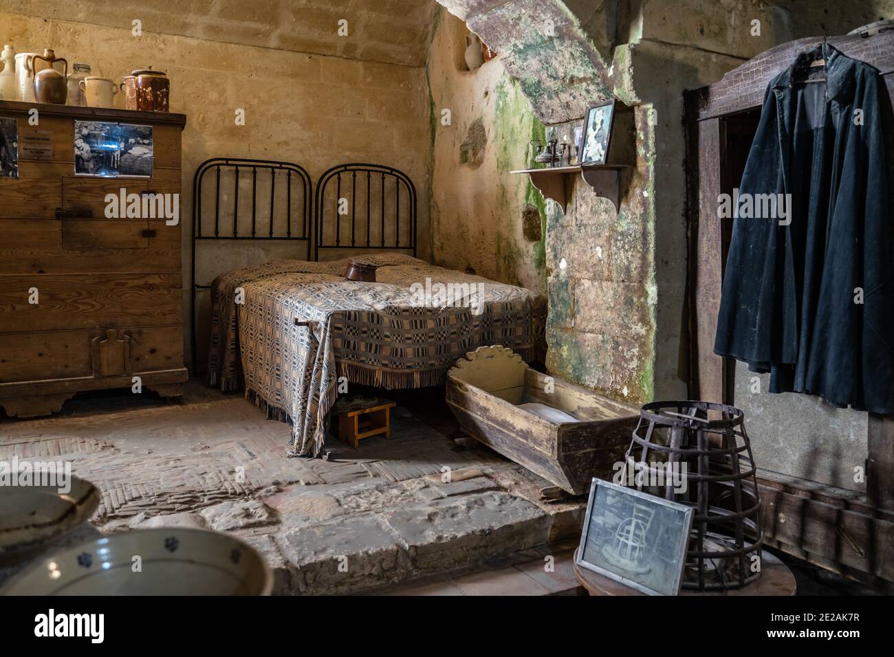 Interno di una tradizionale casa grotta a Matera. Ricostruzione di come la gente viveva in quella casa Foto Stock