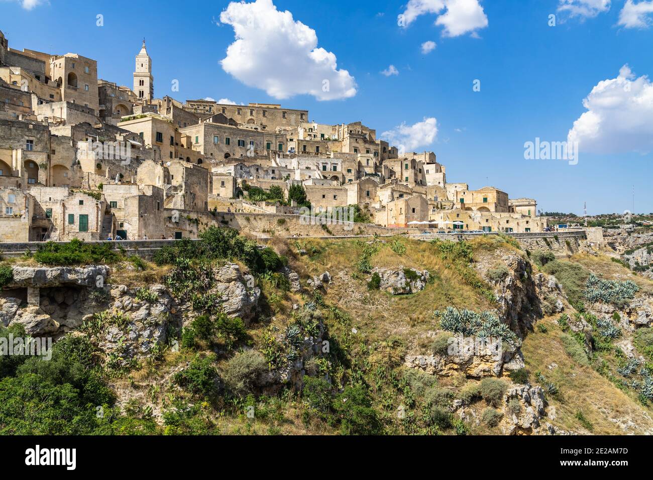 Scenografico paesaggio urbano del quartiere Matera Sasso Caveoso in una bella giornata di sole, Basilicata, Italia Foto Stock